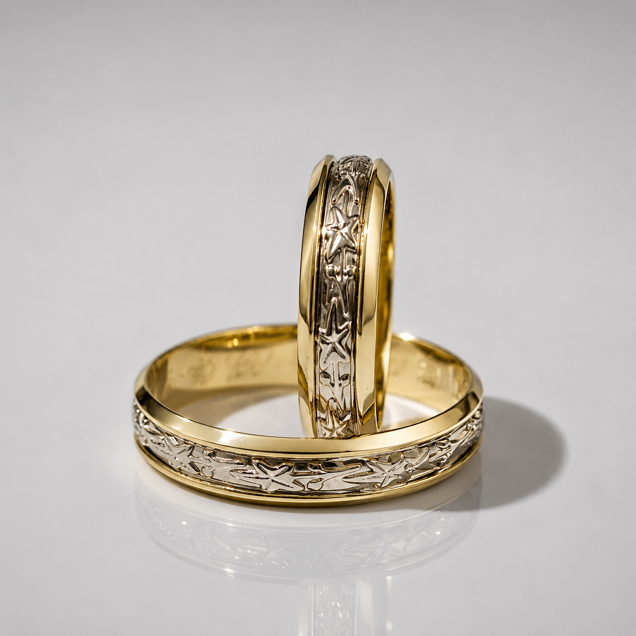 Par de alianças de bodas bicolor em ouro 18k com friso de estrelas em ouro branco