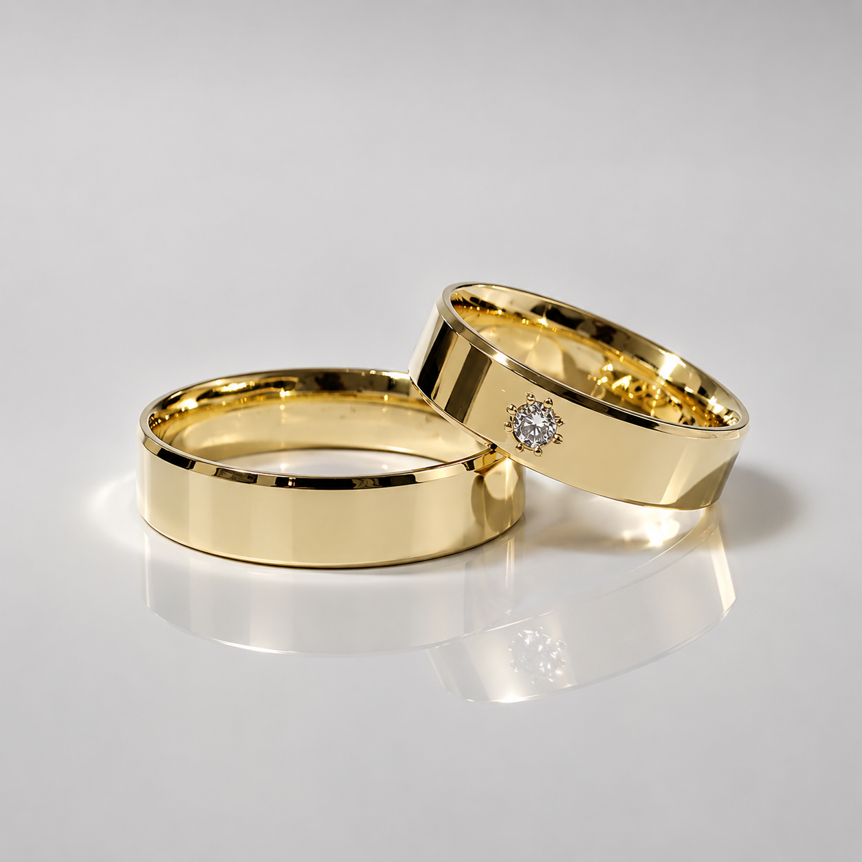 Par de alianças chanfradas em ouro 18k, uma com diamante