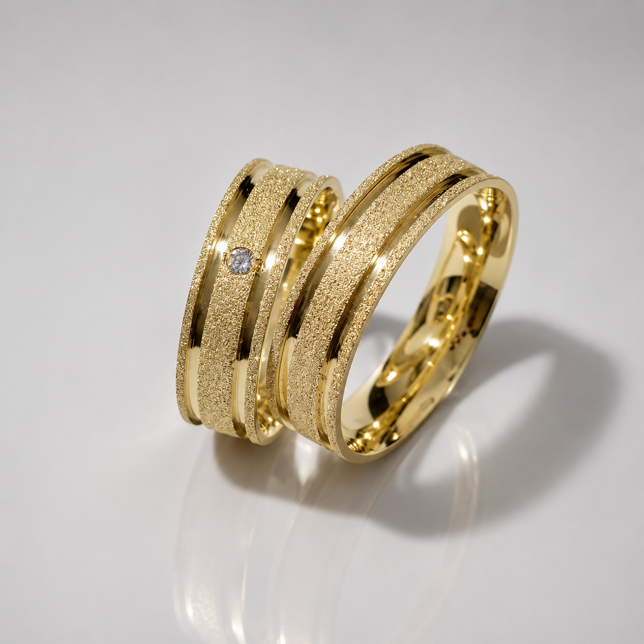 Par de alianças com acabamento diamantado em ouro 18k
